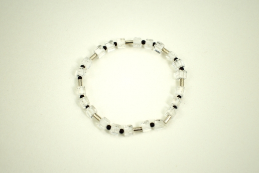 Elastische Armband aus Bergkristall mit Onyx und Silber Zwischenteile
