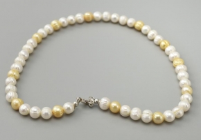 Süßwasser Perlenkette in weiß und gold mit 925er Silber Karabiner Verschluß
