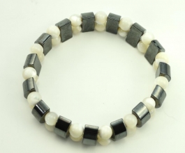 Hmatit-Armband mit Perlmutt auf Elastikband