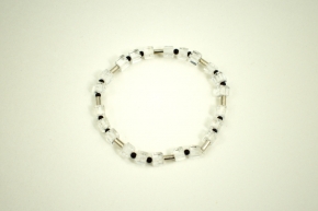 Elastische Armband aus Bergkristall mit Onyx und Silber Zwischenteile